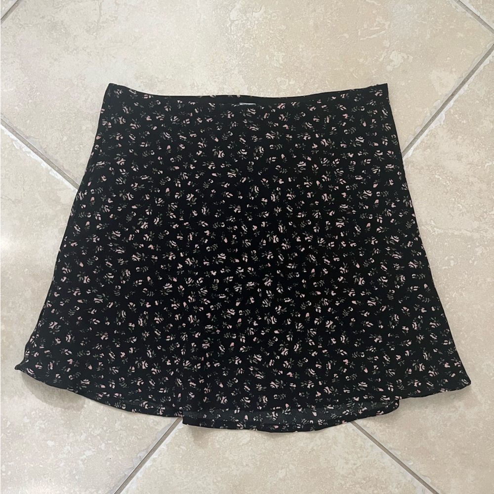H&M black floral mini skirt 🪷